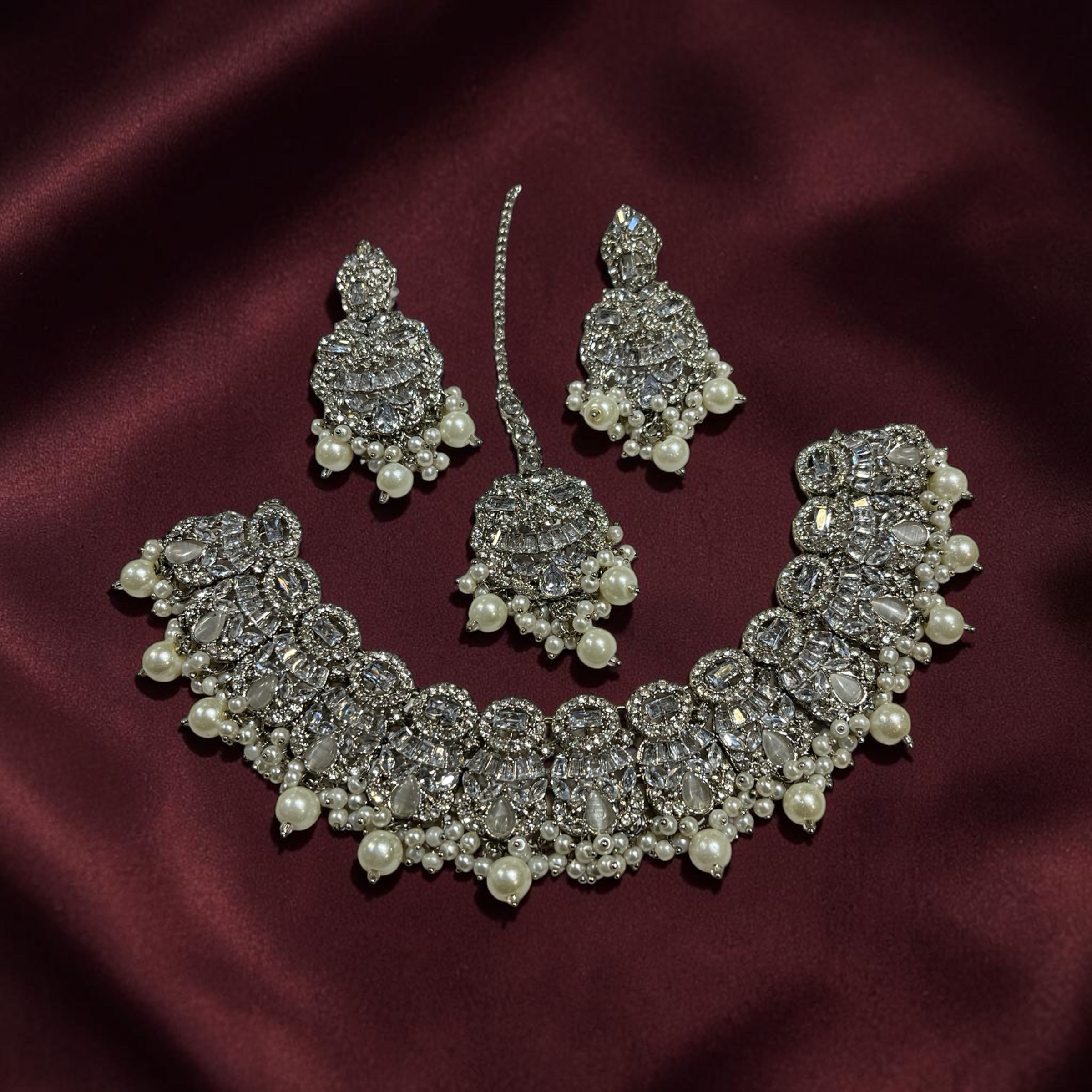 Premium silver round neck glouband set with tika