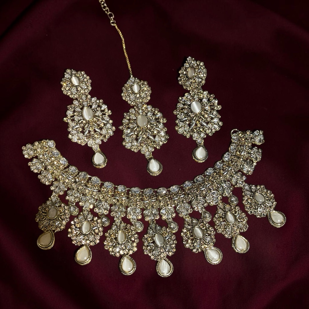 Antique heavy set with tika