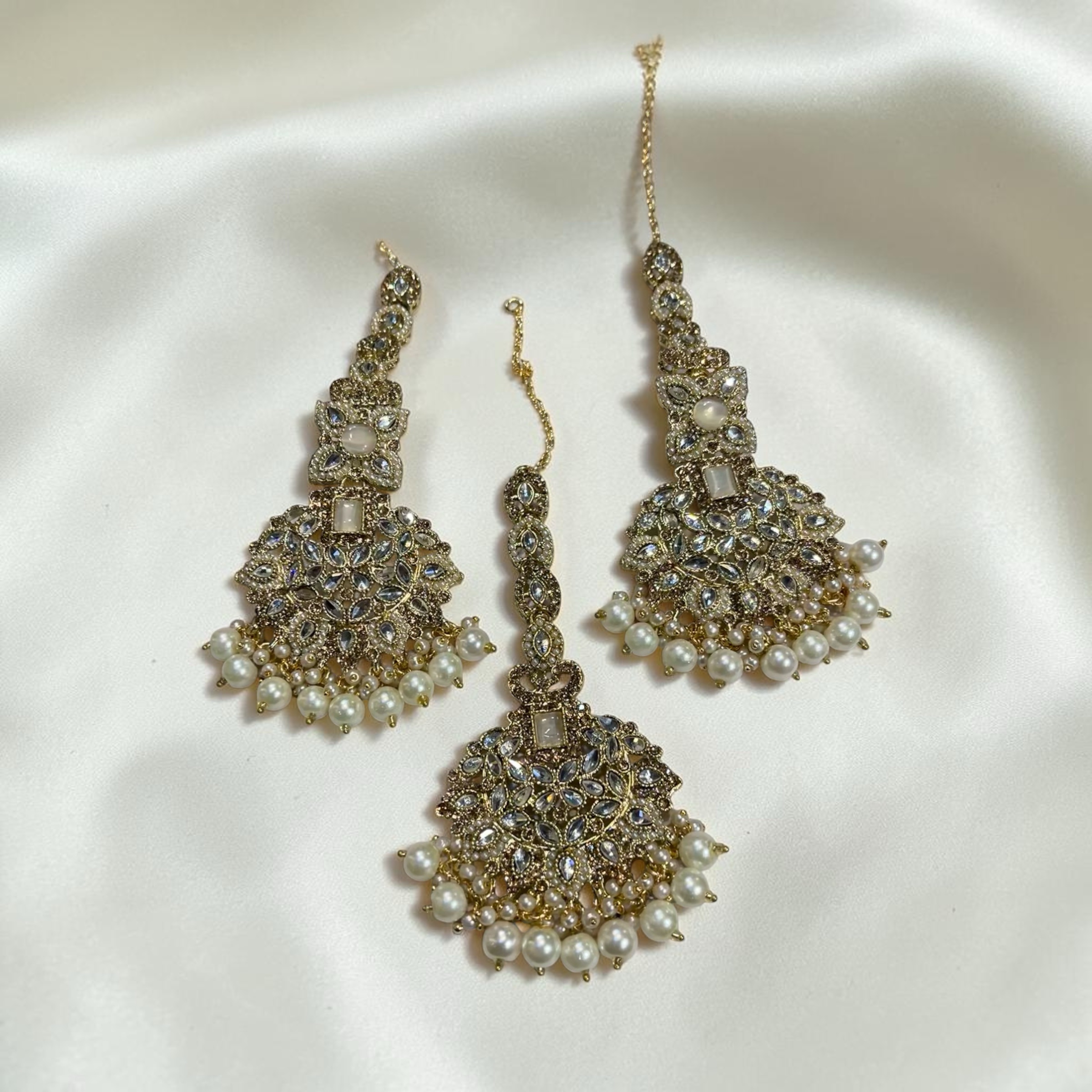 Heavy kundan earring with tika